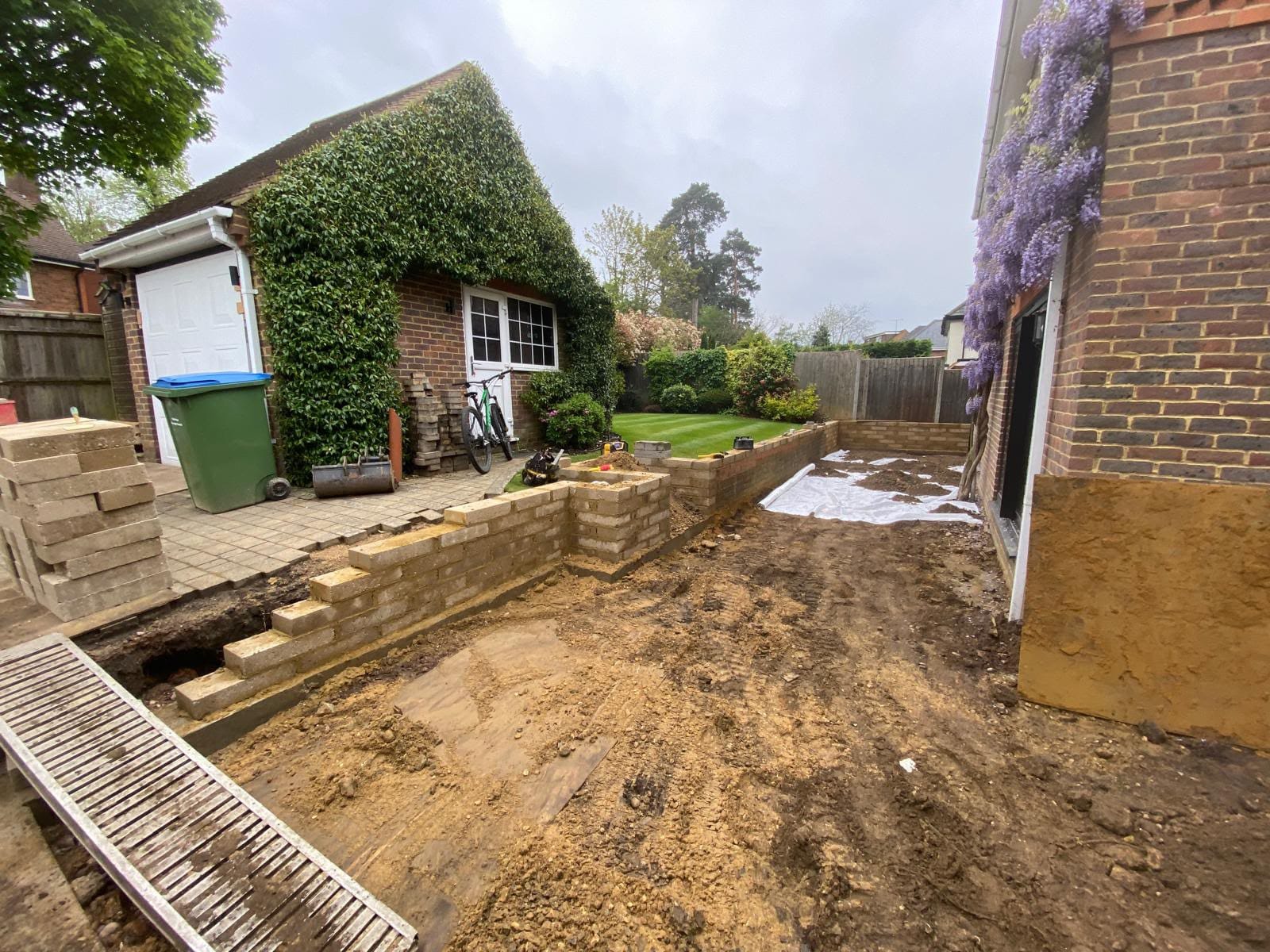 Driveway, patio and landscaping project by Hills Driveways & Patios